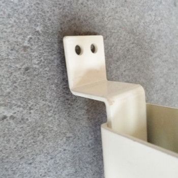 Fixation murale des montant d'une gondole de magasin