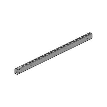 Montant de gondole avec des perforations au pas de 50 mm